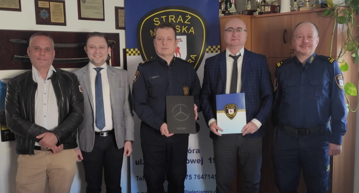 Umowa podpisana. Strażnicy z Jeleniej Góry będą mieli Mercedesa