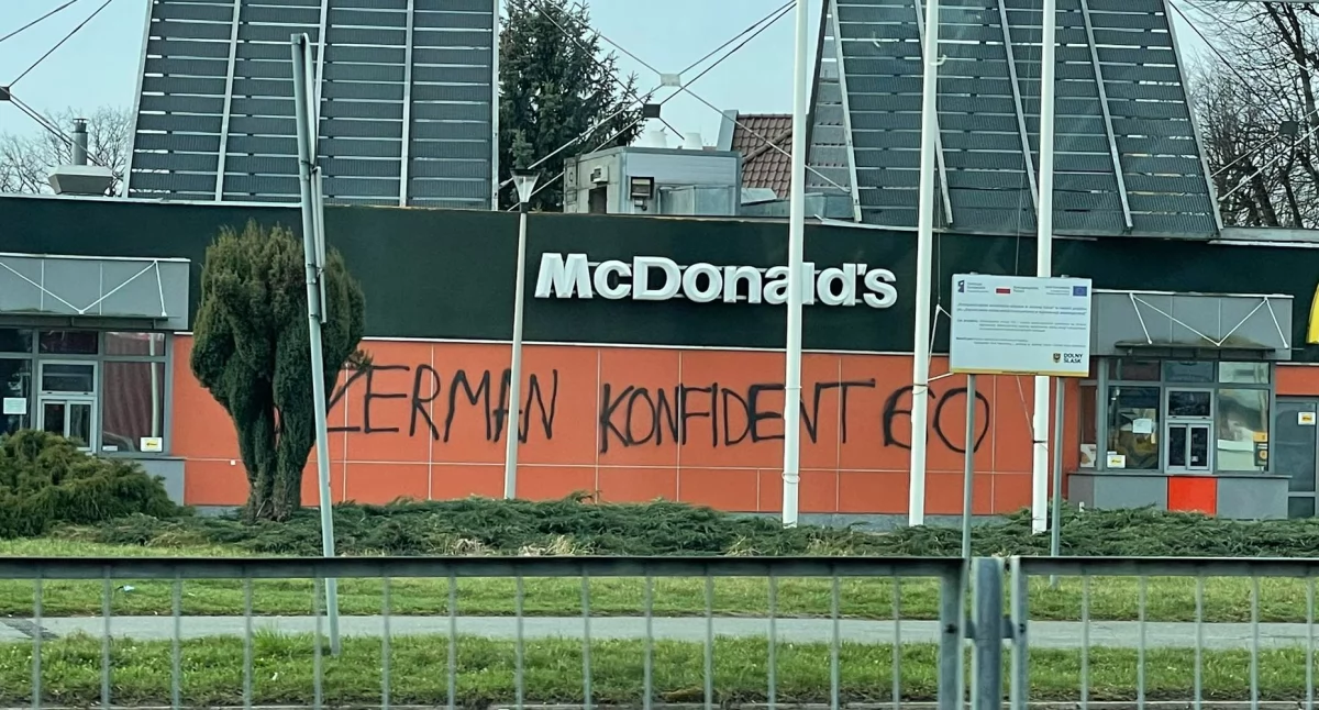 Konfident 60. Bazgroły na budynku po McDonald’s