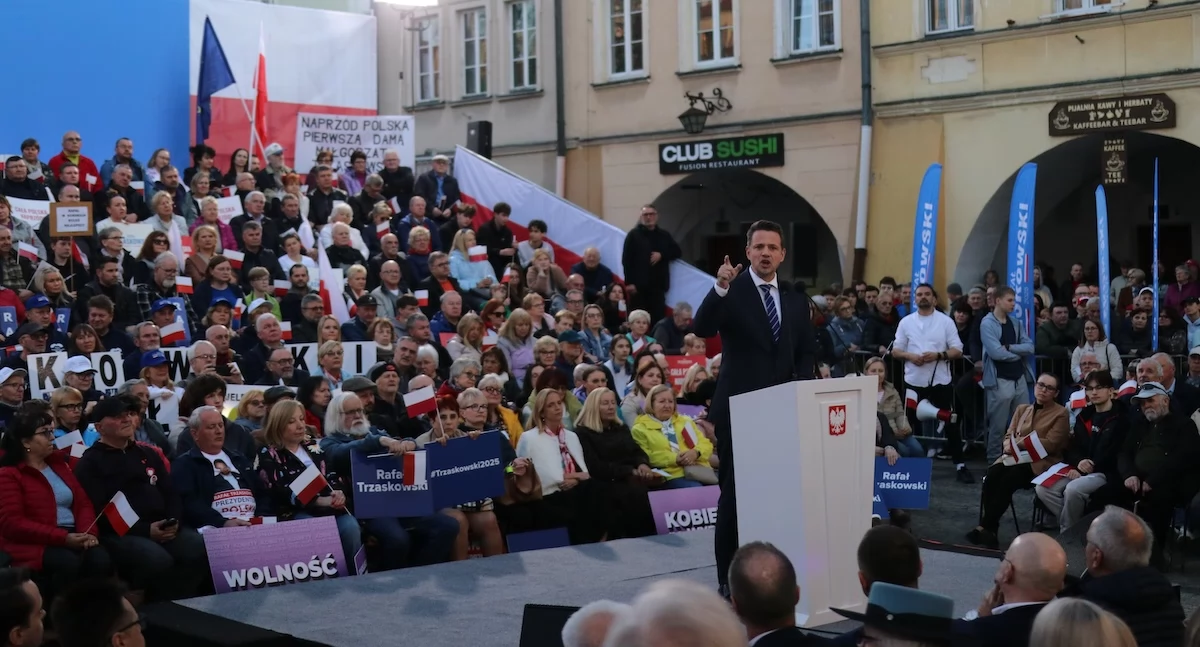 Rafał Trzaskowski na Placu Ratuszowym w Jeleniej Górze