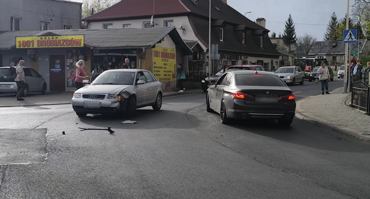 Zderzenie w centrum Sobieszowa. Utrudnienia w Wielki Czwartek.