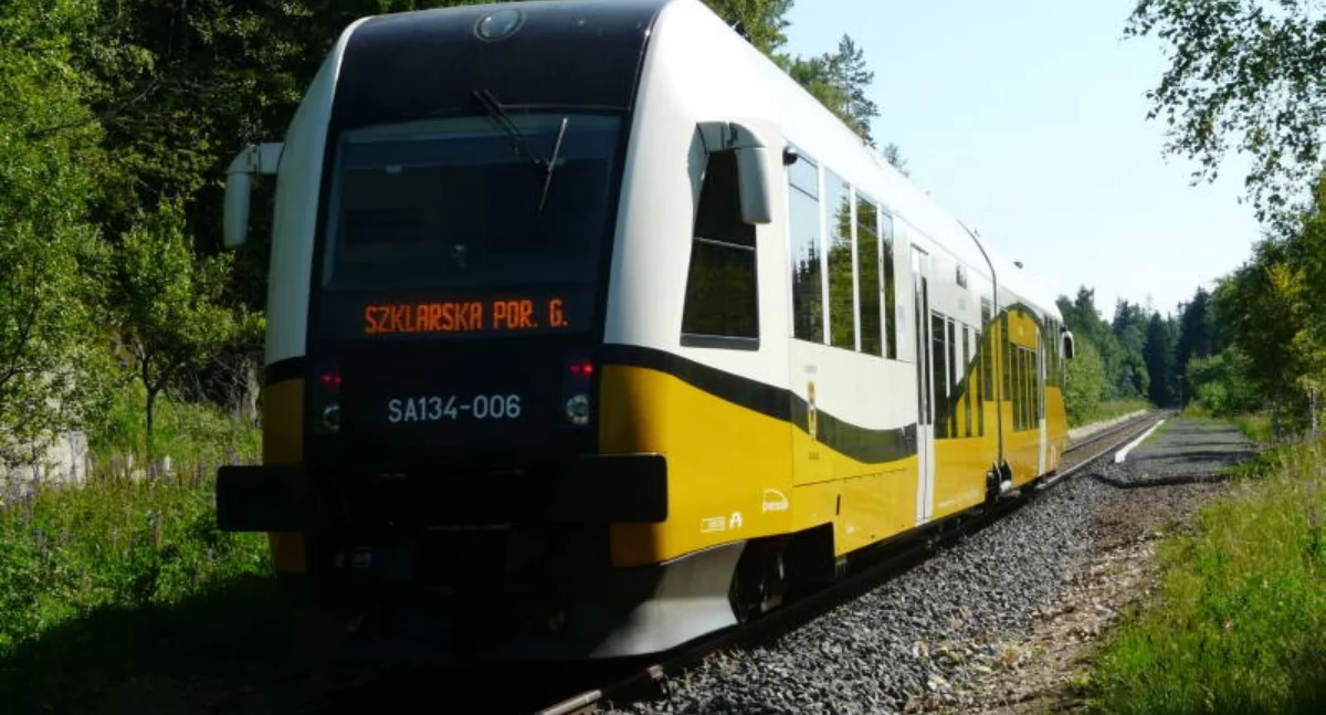 Utrudnienia w ruchu kolejowym na trasie Szklarska Poręba – Liberec. Zastępcza komunikacja autobusowa i nowe połączenia na Polanę Jakuszycką.