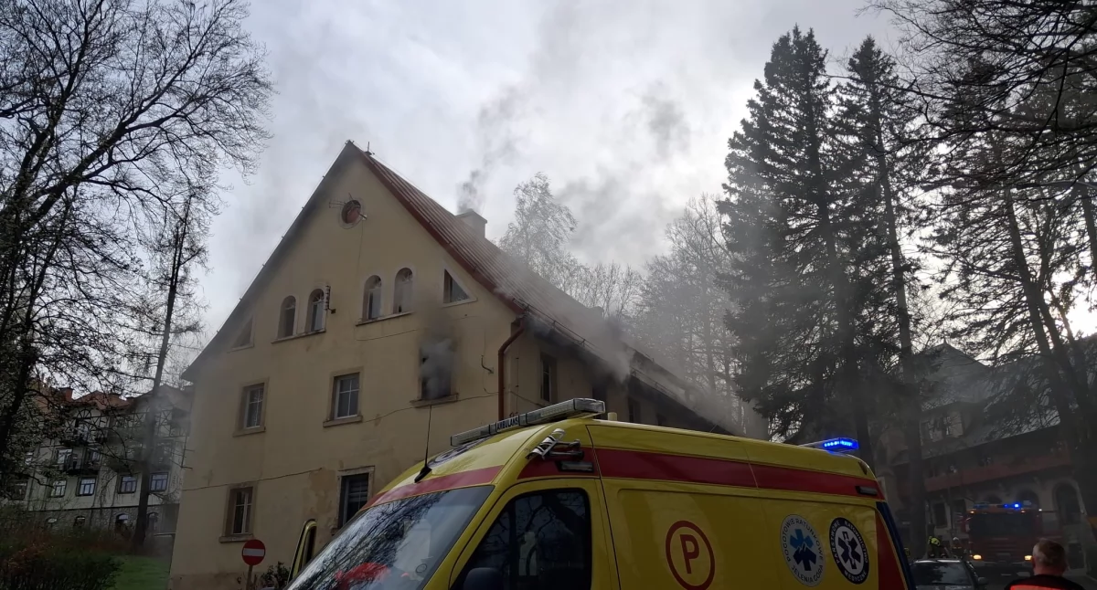 Pożar mieszkania w Świeradowie-Zdroju. Mieszkańcy byli uwięzieni w płonącym budynku