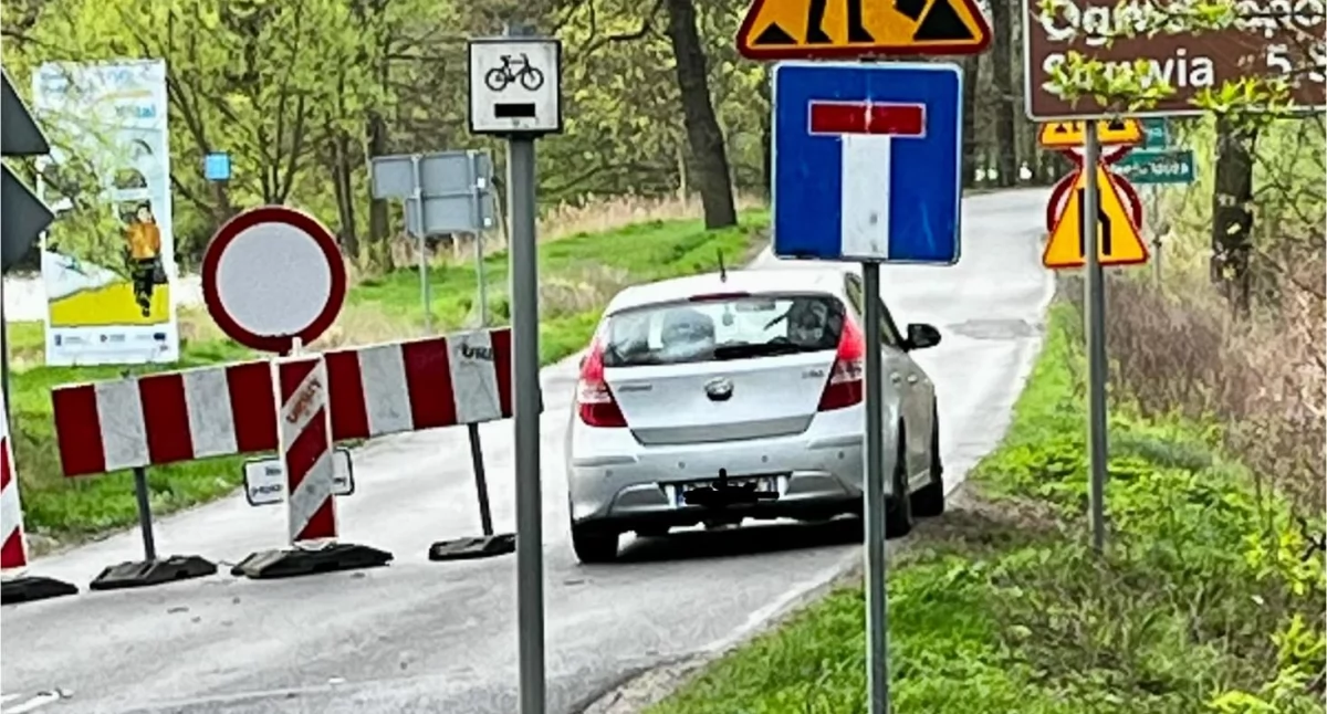 Kierowcy - mimo zakazu - wjeżdżają na remontowany odcinek drogi
