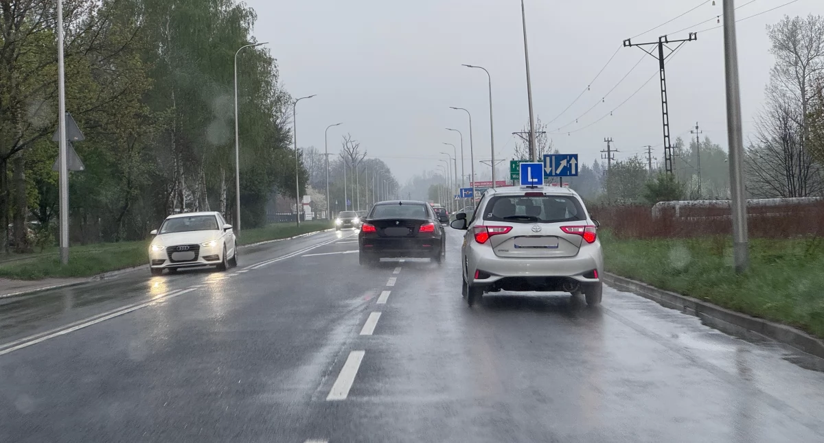 Nauka jazdy w godzinach szczytu. Czy tak powinno być?