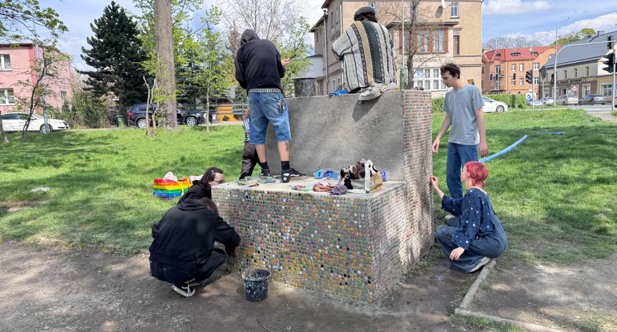 Ławka z kapsli po piwach w Parku Żiżki. Młodzież manifestuje