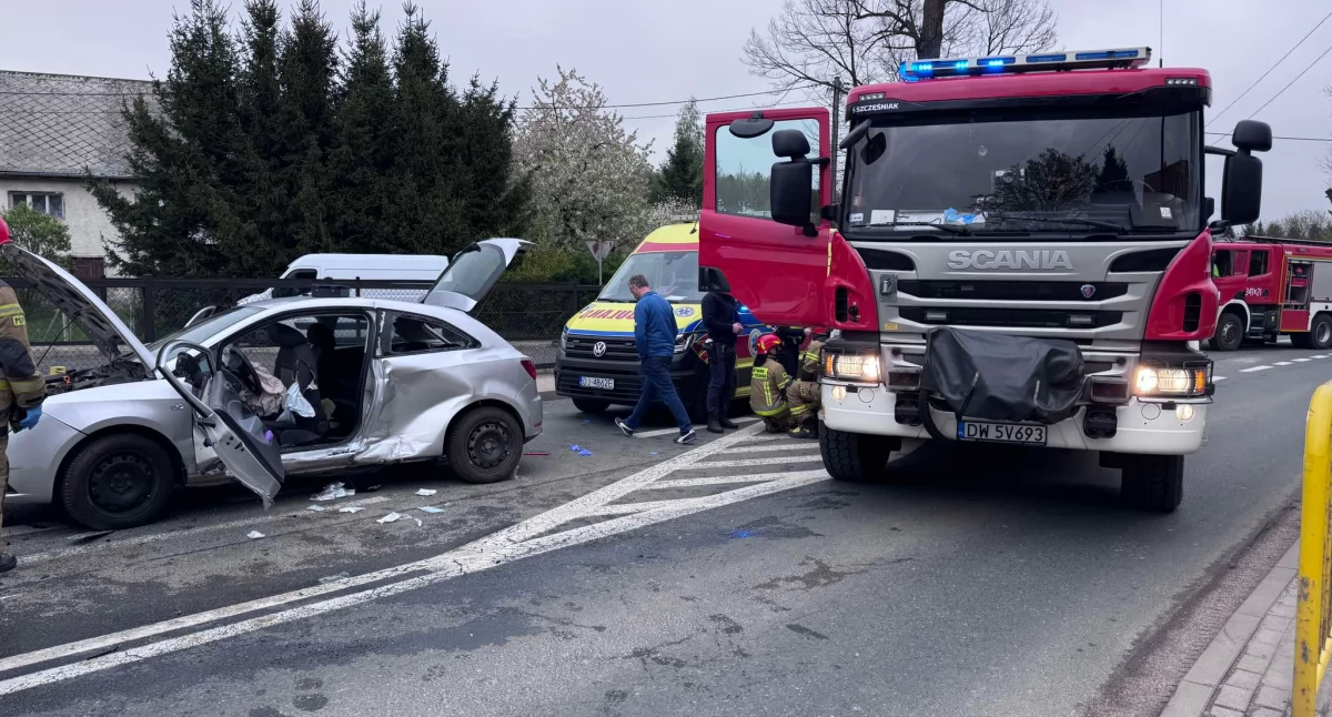 Groźny wypadek w Wojcieszycach. Akcja ratunkowa i całkowita blokada DK-3