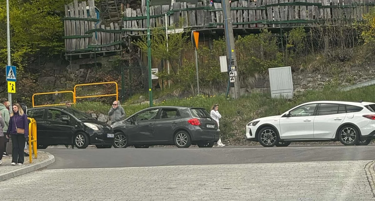 Kolizja pod Trollandią w Szklarskiej Porębie. Toyota wjechała pod prąd