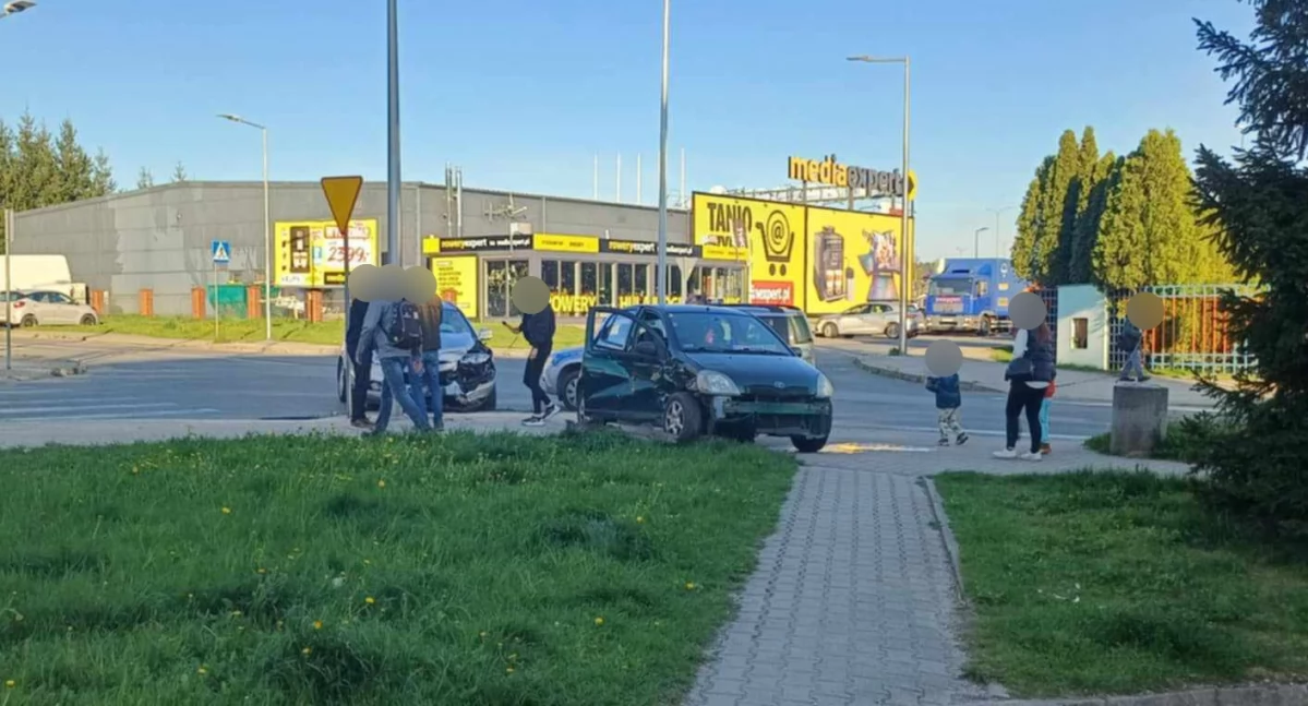 Utrudnienia w ruchu przy ZUS-ie. Doszło tam do zderzenia dwóch pojazdów