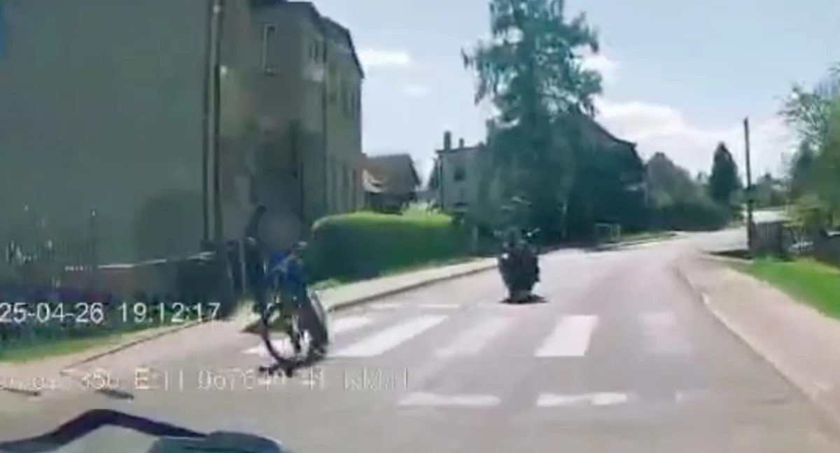 O krok od tragedii. Dziecko wjechało rowerem na pasy przed motocykl i samochód