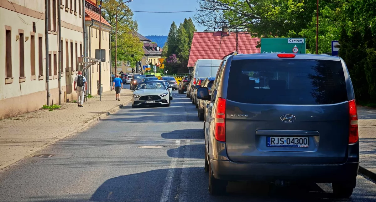 Majówka w Karkonoszach. Tłumy turystów i wzmożony ruch na drogach