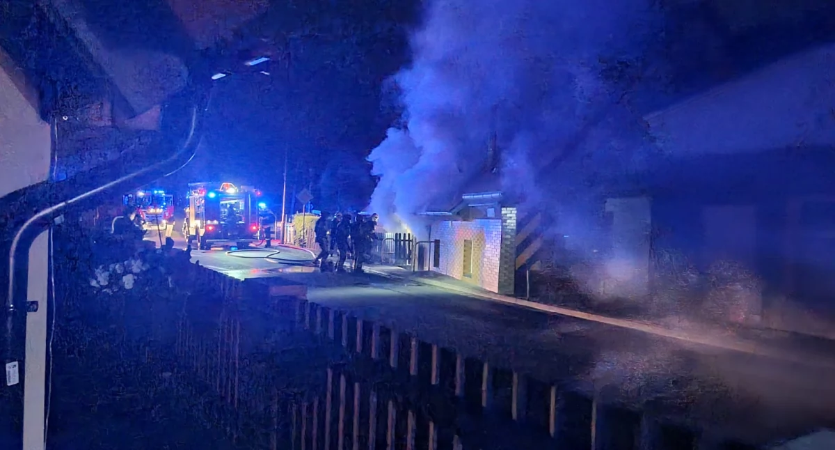 Płomienie w centrum Piechowic. Pożar domu mieszkalnego wybuchł późnym wieczorem. (video)