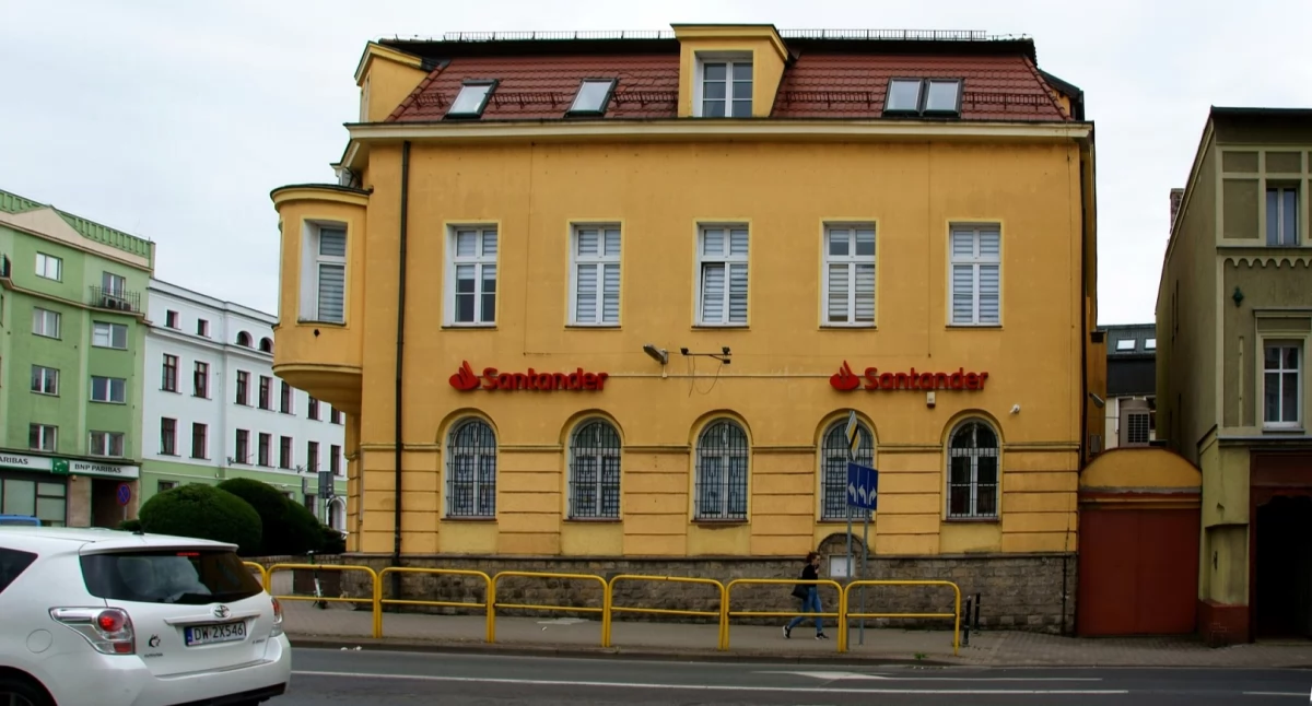 Santander sprzedany. Co to oznacza dla klientów banku?