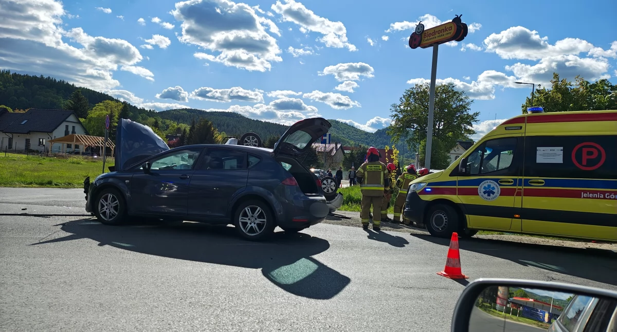 Auto na dachu. Groźne zdarzenie na skrzyżowaniu w Podgórzynie