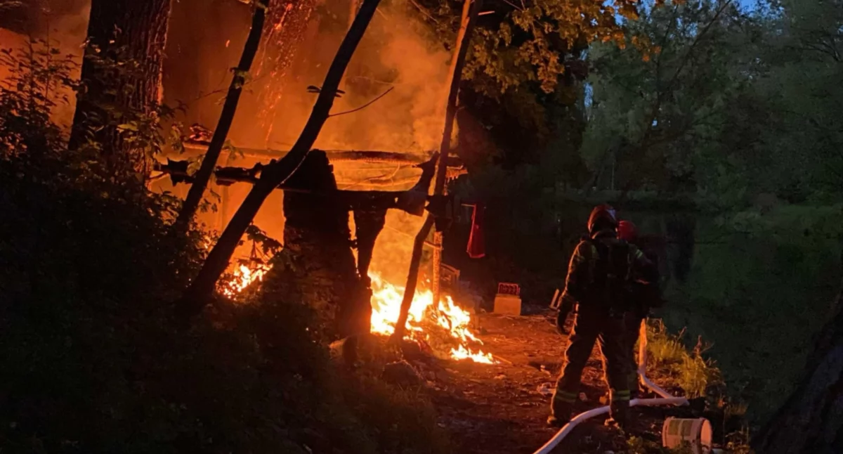 Pożar altanki przy ulicy Wiejskiej. Nocna interwencja strażaków