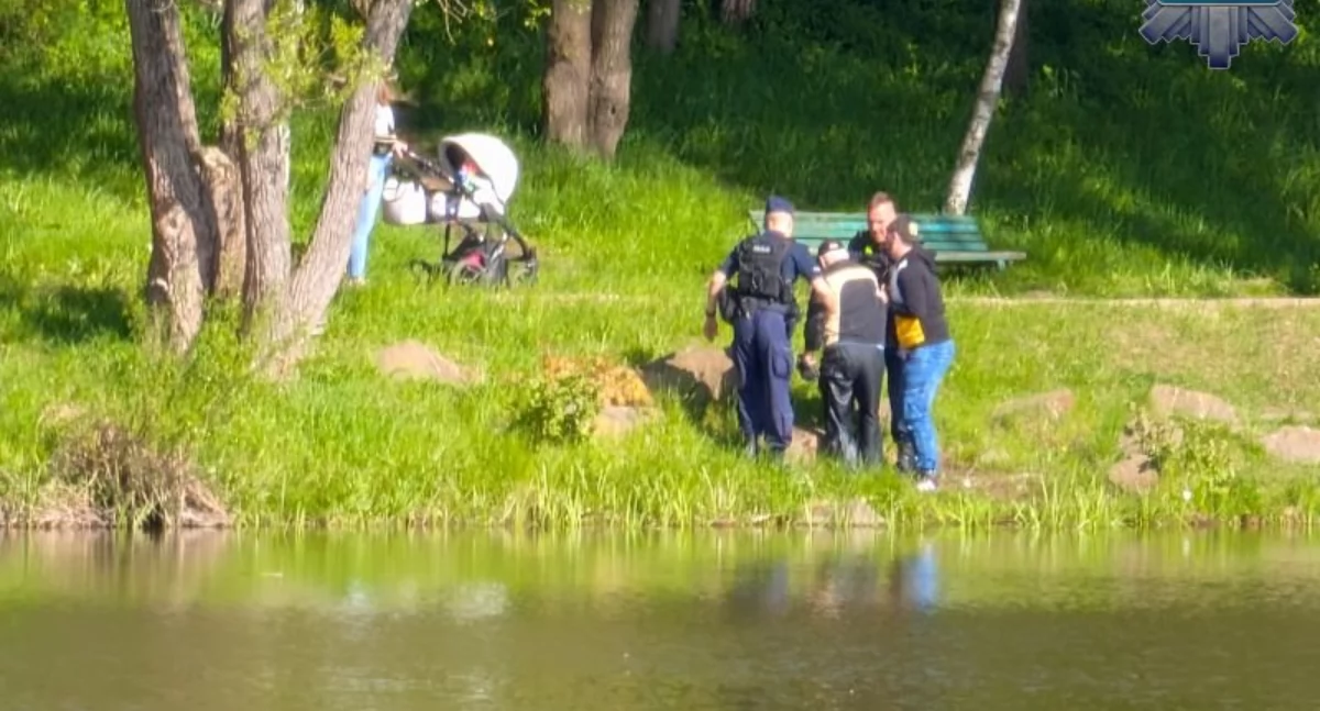 Szybka reakcja policjantów i przechodnia uratowała życie starszego mężczyzny