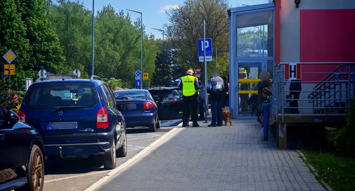 Zostawił psa w nagrzanym samochodzie i poszedł do szpitala