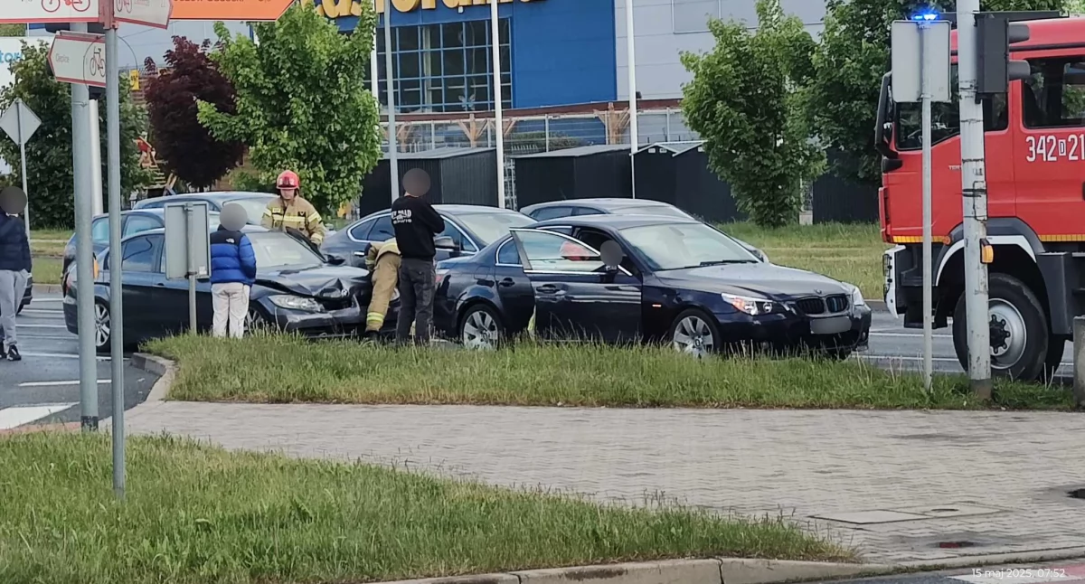 Zderzenie dwóch BMW na Jana Pawła II. Jedna osoba trafiła do szpitala