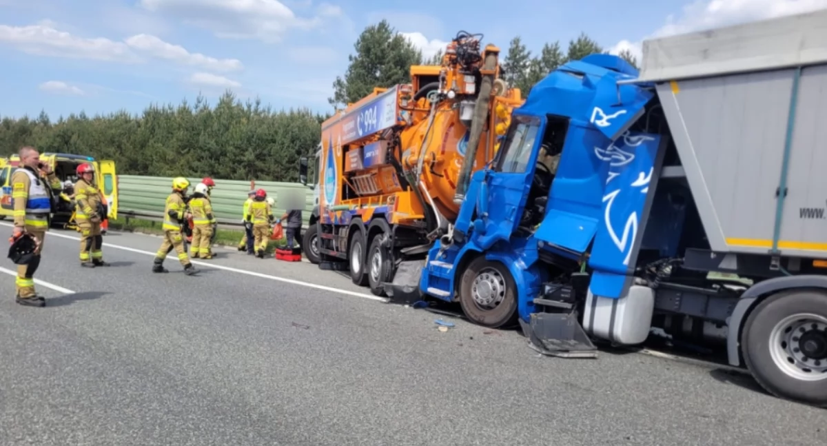 Poważny wypadek na autostradzie z udziałem specjalistycznego pojazdu Wodnika