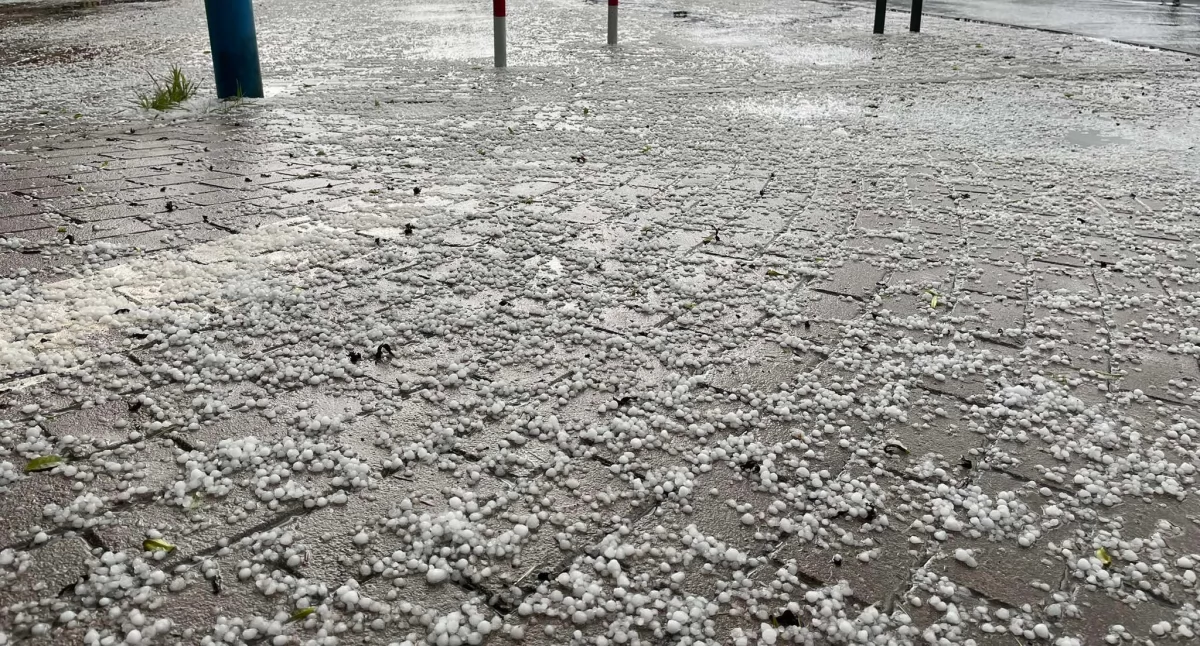 Majowa śnieżyca w Jeleniej Górze. Ulice pokryła warstwa gradu.