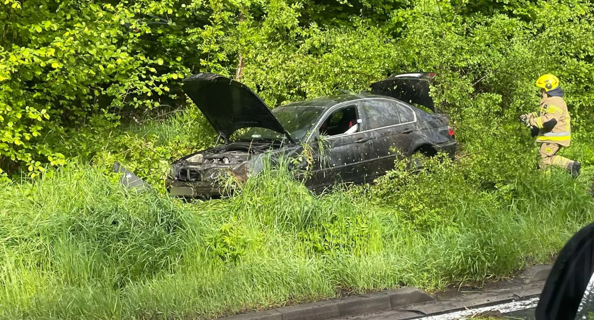 DK 30 częściowo zablokowana. BMW po dachowaniu wylądowało poza drogą