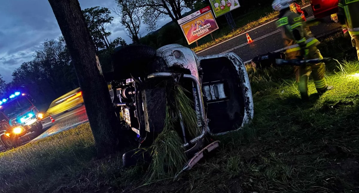 Dachowanie na DK 5. Występują utrudnienia w ruchu