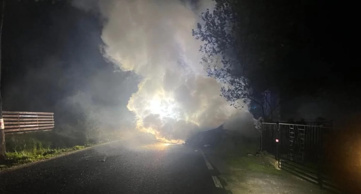 Pożar samochodu w Kaczorowie. Pojazd doszczętnie spłonął
