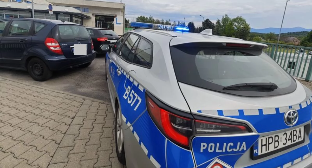Jeleniogórscy policjanci pomogli rannej osobie. Szybka reakcja uratowała zdrowie mężczyzny