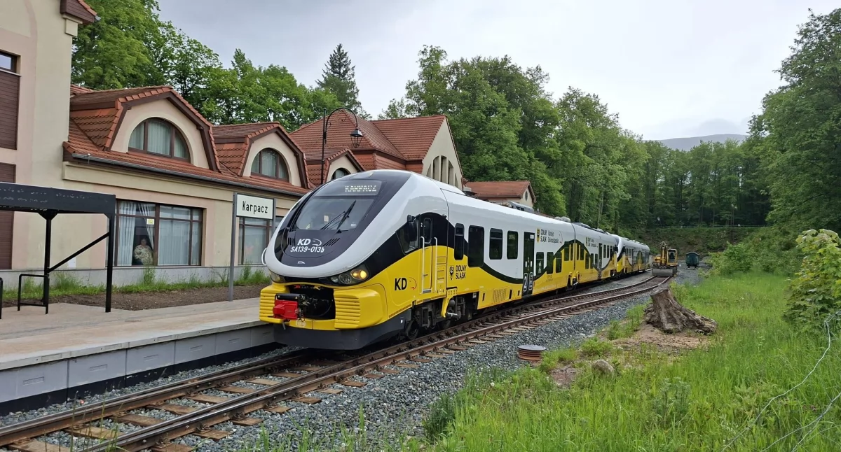 Historyczny powrót pociągów do Karpacza! Po 25 latach znów na torach