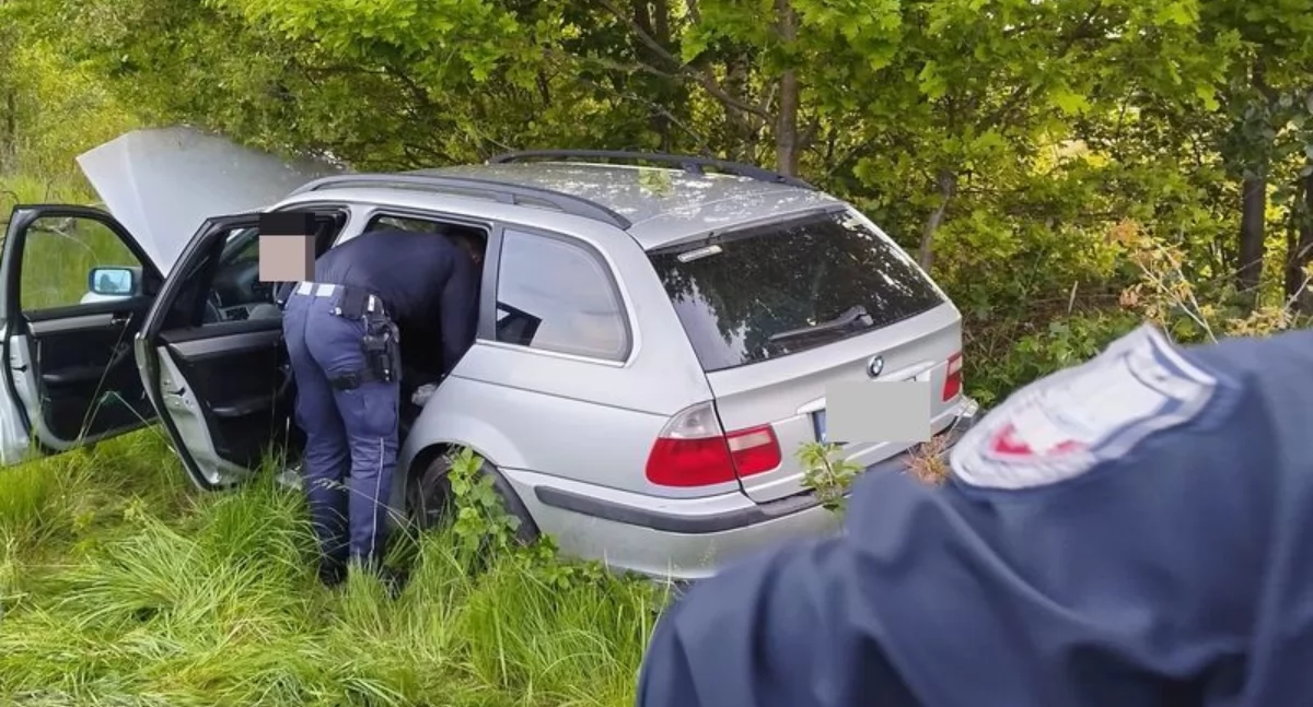 Ucieczkę zakończył na drzewie. 44-latek w BMW próbował uciec policji