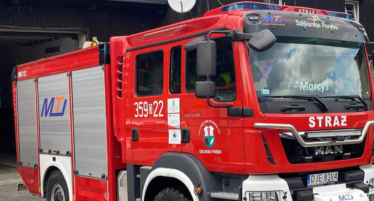 Kamień częściowo zablokował krajową „piątkę” między Piechowicami a Szklarską Porębą. Interweniowali strażacy