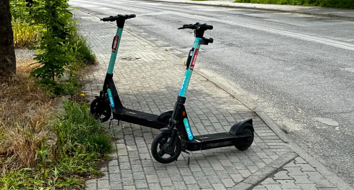 Elektryczne hulajnogi na środku chodnika