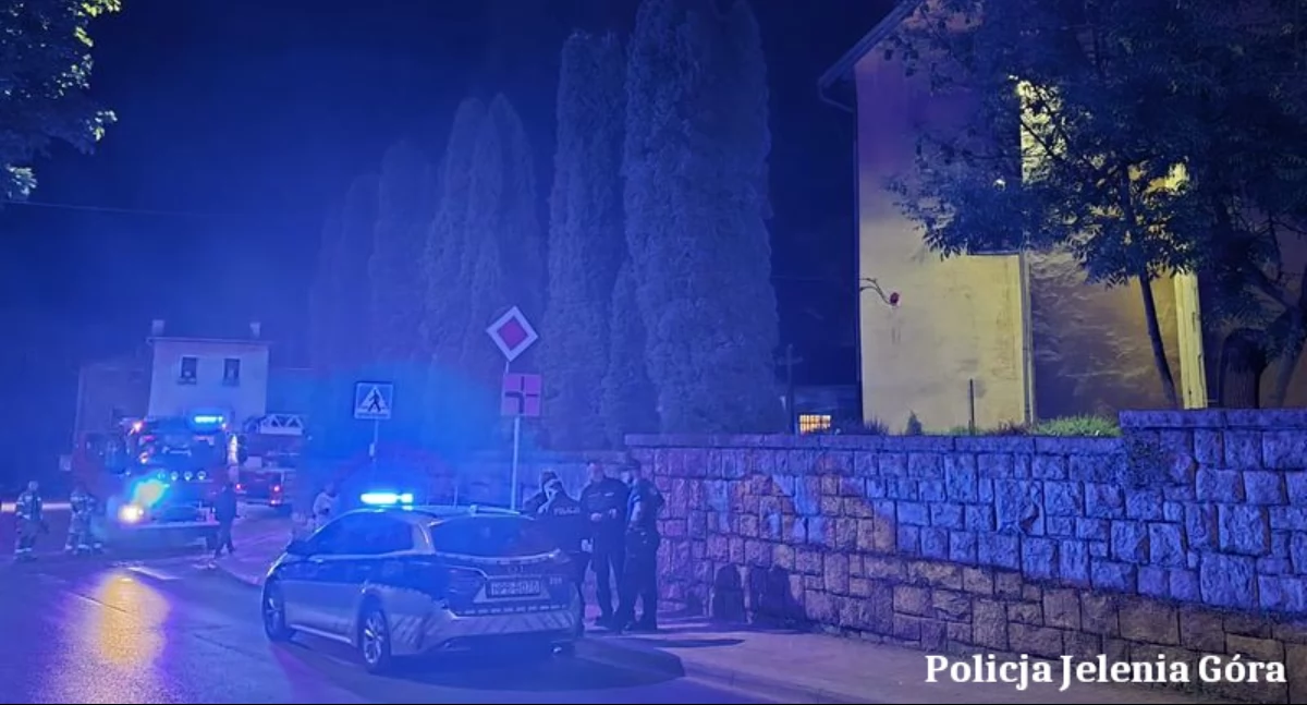 Kowary : Mężczyźni weszli na rusztowanie na wieży kościoła