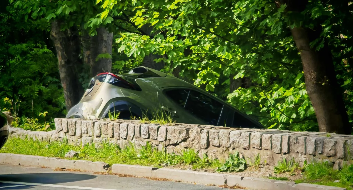 Toyotą przez murek i na skarpę. Niecodzienne zdarzenie w Karpaczu