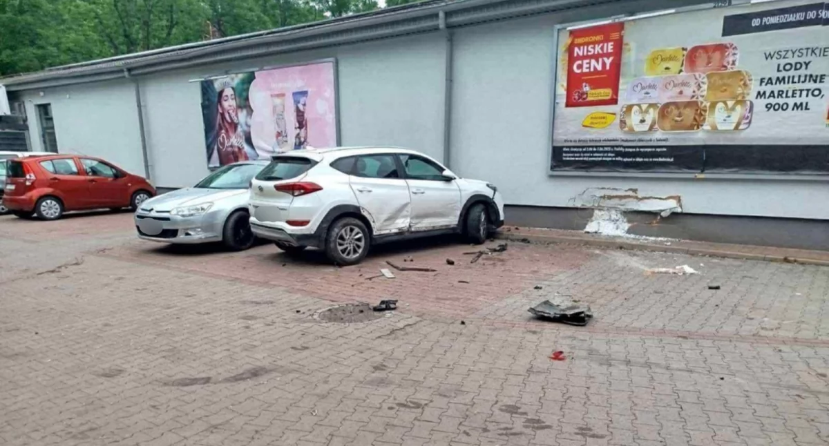 Bolków : Strzelanina pod Biedronką. Policjant został postrzelony w nogę. Zobacz nagranie
