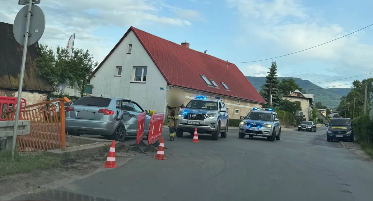 Miłków : Po zderzeniu jedno z aut wylądowało na barierkach