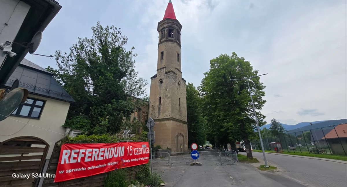 Ruiny w centrum sporu. Kto naprawdę odpowiada za zaniedbania przy kościele w Miłkowie?