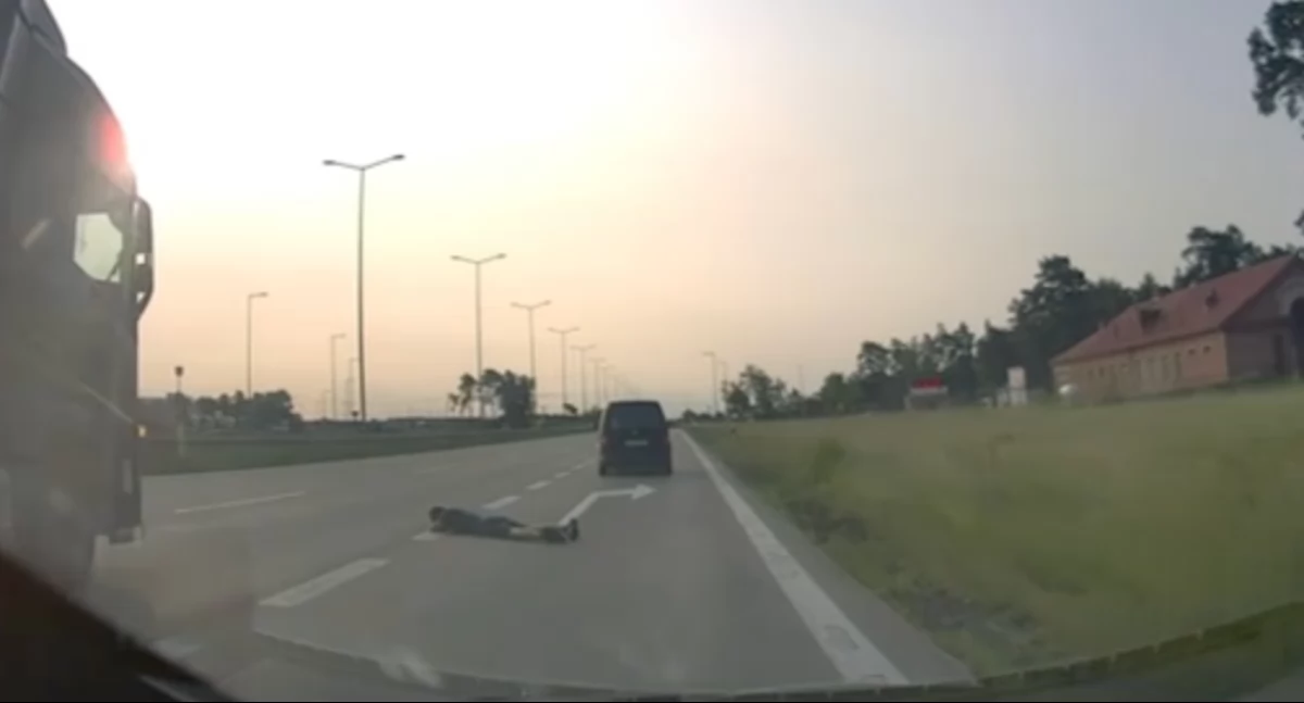 Mężczyzna leżał na autostradzie A4. Zobacz nagranie