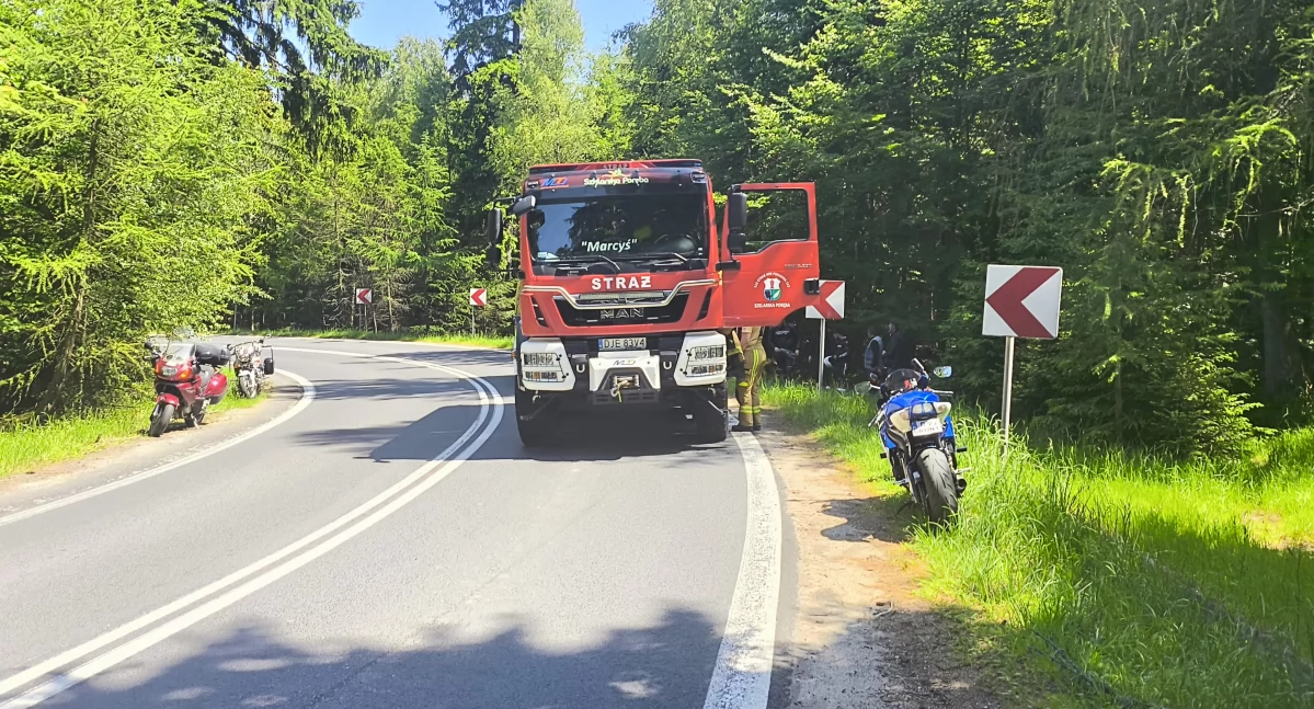 Kręta droga, brawura i szpital. Wypadek motocyklisty na trasie do Jakuszyc.