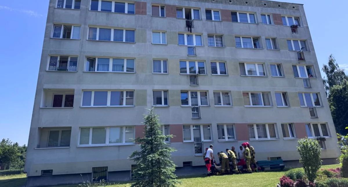 Skoczył z czwartego piętra? Mężczyzna z licznymi obrażeniami trafił do szpitala