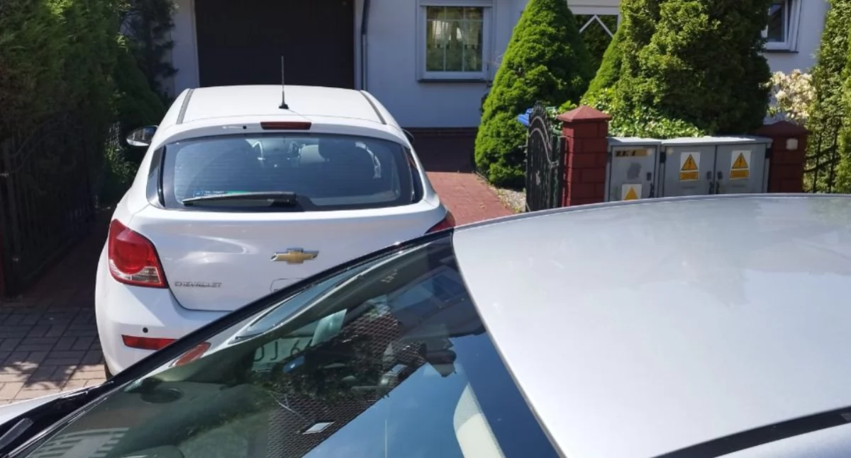 Parkując samochód zablokował wyjazd z posesji