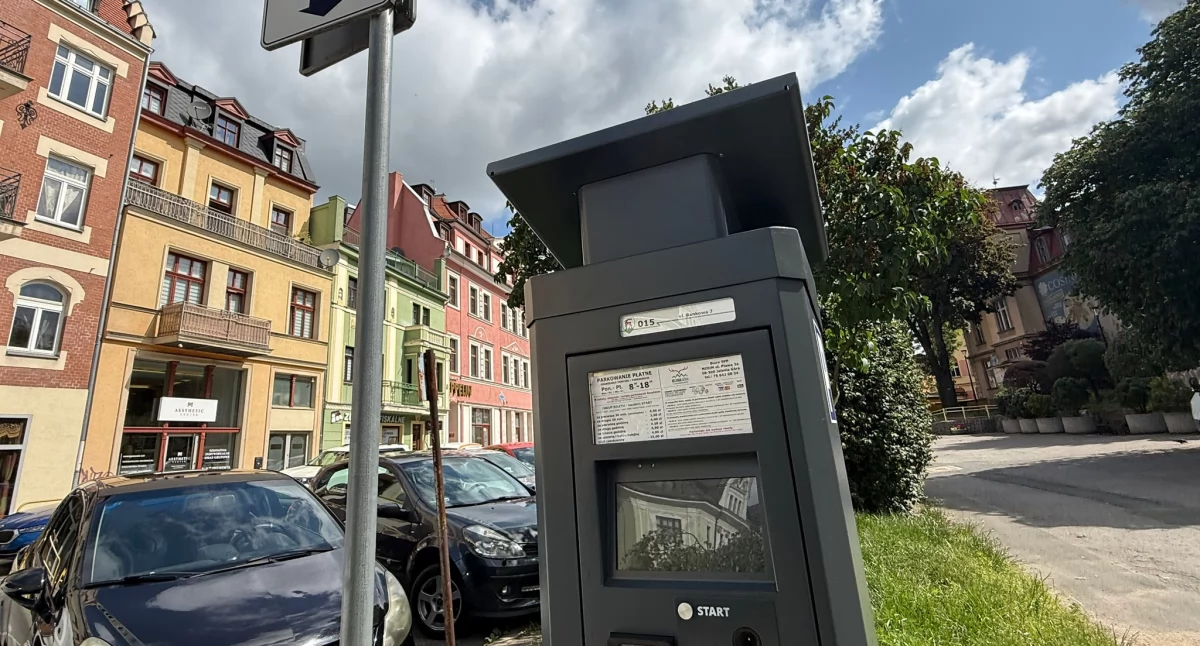 Płatne parkowanie w Jeleniej Górze. Nowe zasady, technologie i zniżki dla mieszkańców