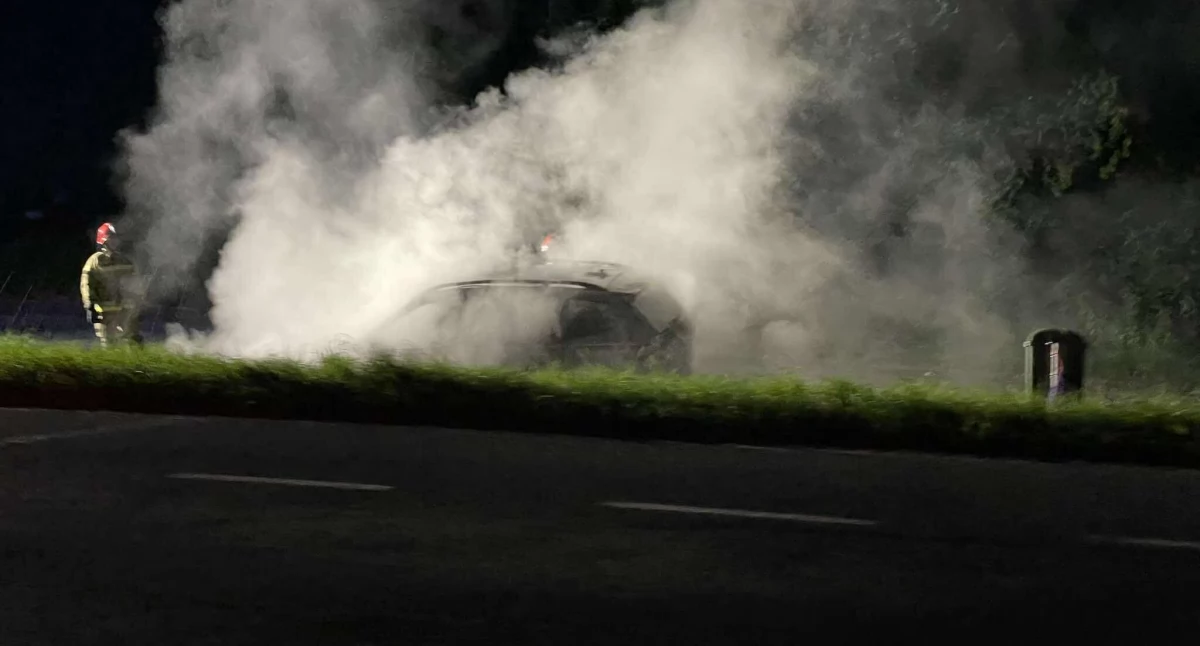 Pożar BMW na parkingu w Jeleniej Górze. Auto spłonęło niemal doszczętnie