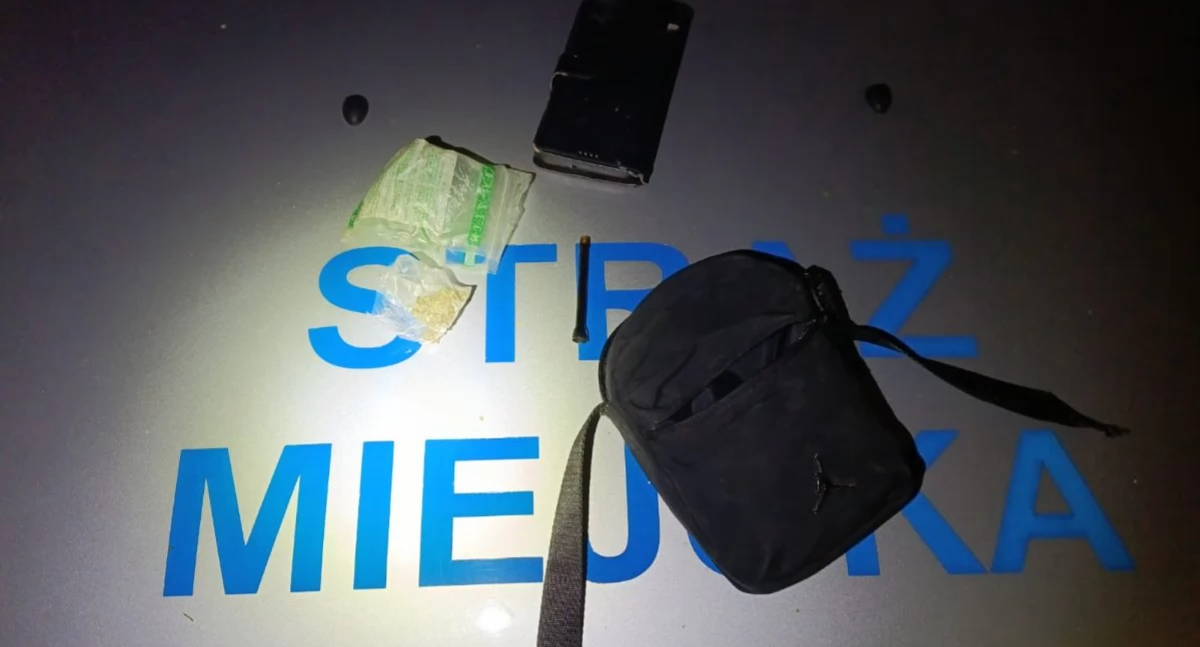 Spał pod ławką w parku. Po przebudzeniu stał się bardzo agresywny