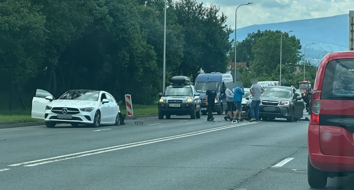 Zderzenie trzech aut na ulicy Wolności. Występują ogromne utrudnienia w ruchu