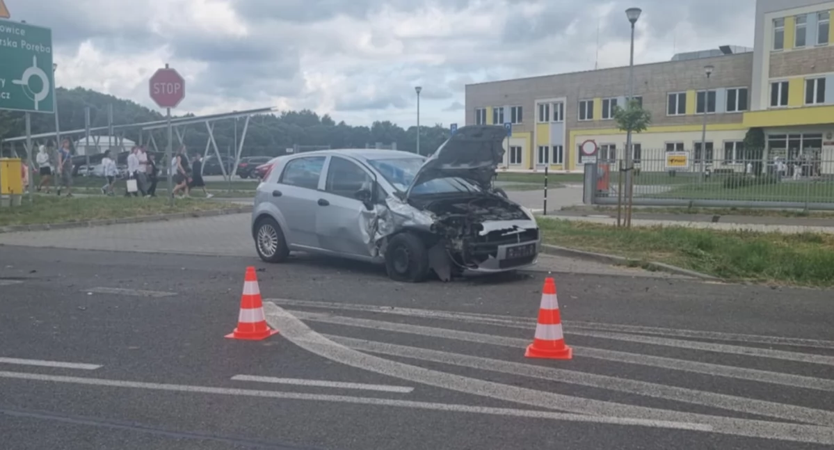 Kolizja przy rondzie w Podgórzynie. Wyprzedzała skręcającą ciężarówkę.