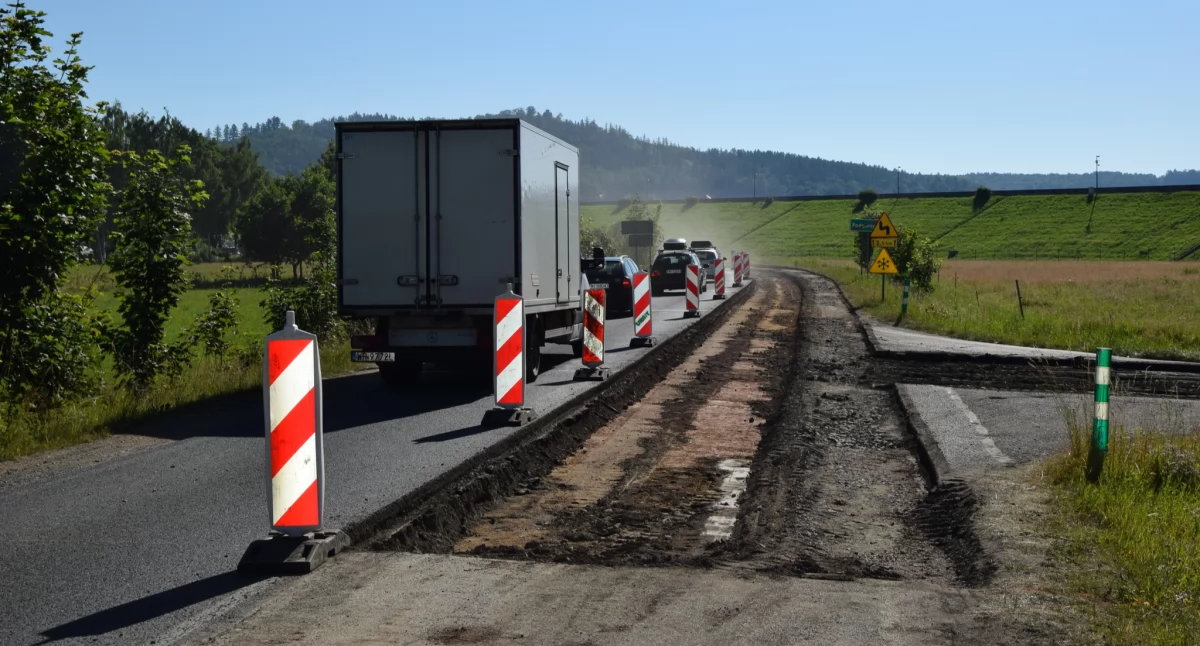 Utrudnienia na drodze z Podgórzyna do Karpacza. Trwają prace remontowe