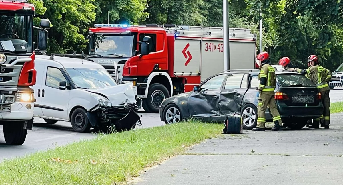 Zderzenie na ulicy Wolności w Jeleniej Górze. Dwa auta rozbite, strażacy na miejscu.