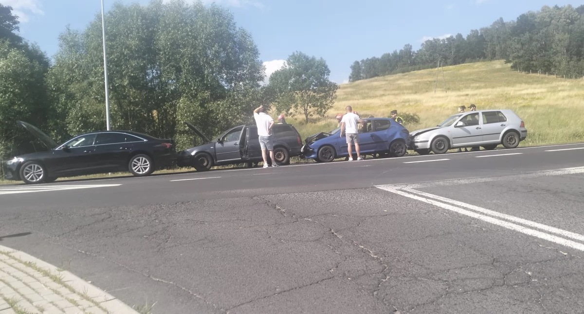 Mini karambol na krajowej trzydziestce w Rybnicy. Cztery samochody w łańcuchowej kolizji.