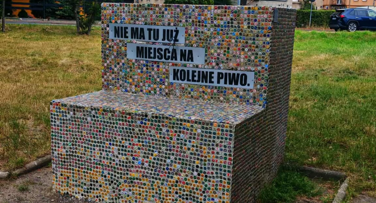 Nie ma miejsca na kolejne piwo. Instalacja artystyczna manifestem młodzieży