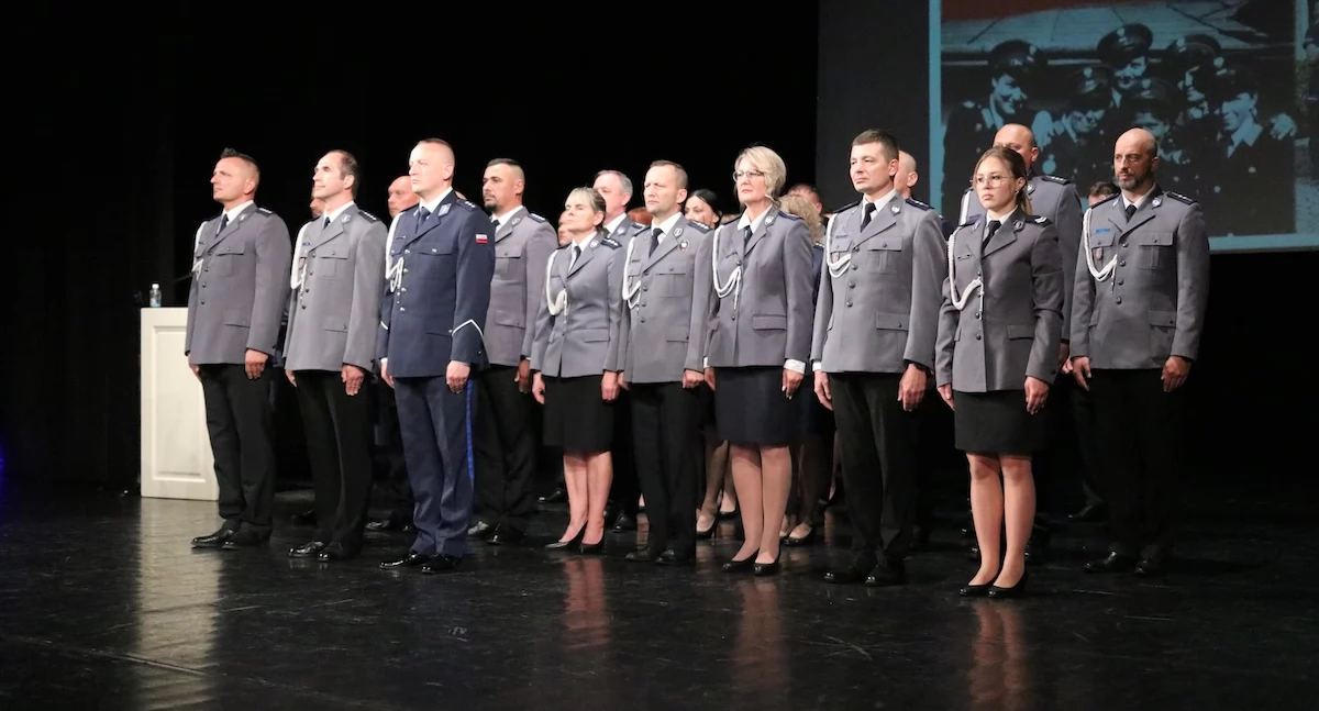 Święto Policji w Jeleniej Górze. Awanse, podziękowania i wyróżnienia